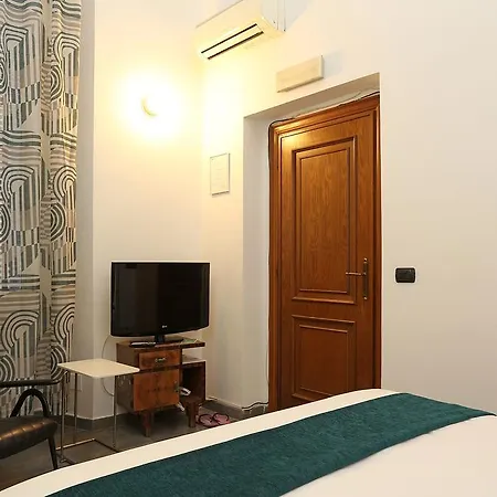 招待所 Mr Frills 4*