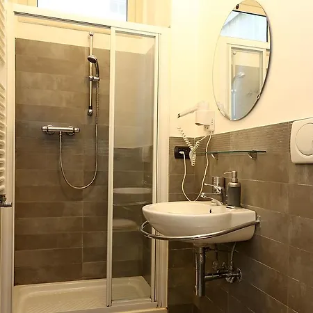 Mr Frills 招待所 罗马