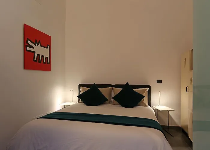 Mr Frills בית הארחה